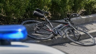 Rennradfahrer stürzt auf L1513 Richtung Niederwaldkirchen