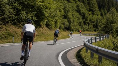 Rennradfahrer stürzt nach mutmaßlicher Busberührung in Klösterle