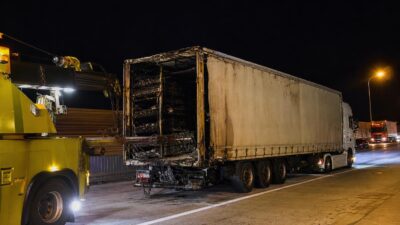 Sattelzug mit Batterien brennt auf A2 bei Ilz aus