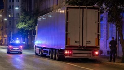 Sattelzug mit Batterien brennt auf A2 bei Ilz aus