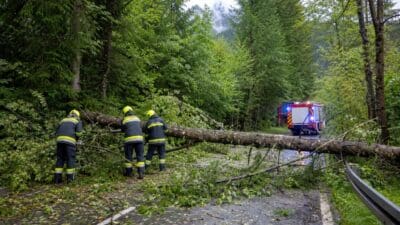 Starkregen: Kanäle auf der Brennerbundesstraße geräumt