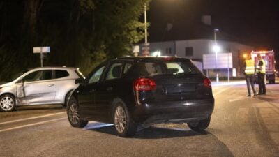 Taxi kollidiert an Eggerkreuzung mit anderem Fahrzeug
