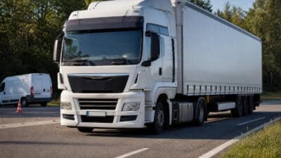 Transporter kollidiert in Zwettl mit Sattelzug