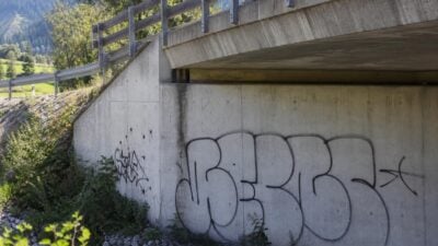 Unbekannte besprühen Schibrücke in Berwang