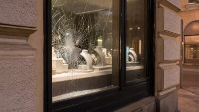 Unbekannte stehlen Schmuck aus Juweliergeschäft in Salzburg