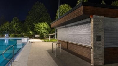 Unbekannter bricht in Kiosk des Schwimmbads Grins ein