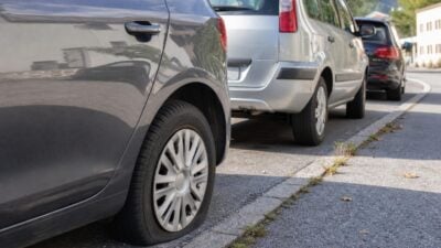 Unbekannter sticht Reifen von zwei Pkw in Nassereith auf