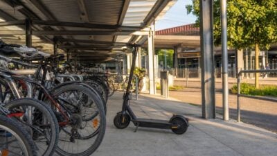 Unbekannter stiehlt E-Scooter am Bahnhof Zirl