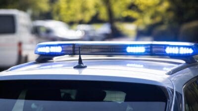 Das leuchtende blaue Blaulicht auf dem Dach eines Polizeifahrzeugs