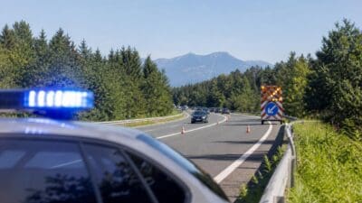 Polizeifahrzeug mit Blaulicht auf der Autobahn A11 bei Rosegg