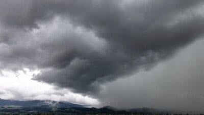 Unwettergefahr in Tirol: Superzelle nähert sich aus Norditalien
