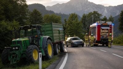 Verkehrsunfall mit Traktor auf B164 in St. Johann in Tirol