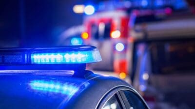 Nahaufnahme eines blauen Blaulichts auf einem Einsatzfahrzeug bei Nacht