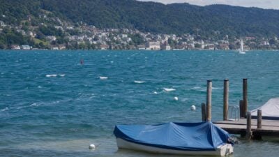 Wellengang stoppt Vorbereitung der Bergung am Attersee