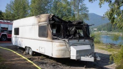 Wohnwagenbrand in Dobein: Flammenübergreifen verhindert