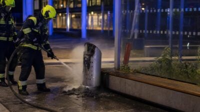 Zehn Mistkübel brennen in Leoben, Polizei ermittelt