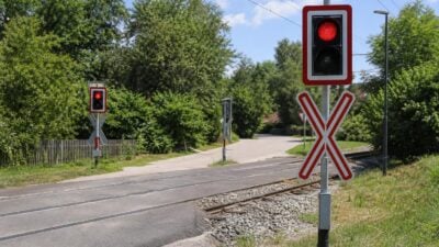 Zehnjährige Radfahrerin kollidiert in Strassen mit Zug