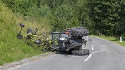 Zugmaschine mit Kreiselwender kippt bei Friesach um