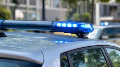 Blaues Blinklicht auf dem Dach eines Polizeifahrzeugs in Nahaufnahme