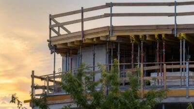 Zwei Männer stürzen in Lustenau von Rohbaudach