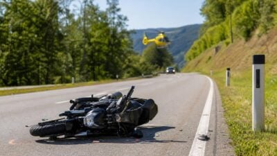 Motorradunfall auf B114: Pkw-Lenker flüchtet