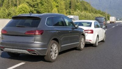 Zwei Pkw kollidieren auf der A12 bei Innsbruck-West