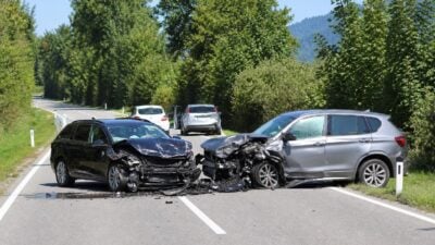 Zwei Pkw stoßen auf Walgaustraße in Schlins zusammen