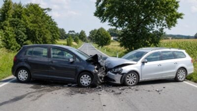 Zwei Schwerverletzte nach Frontalunfall in Leitersdorf