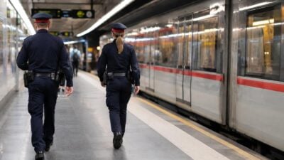 17-Jähriger stürzt in Wien auf U6-Gleise und wird schwer verletzt