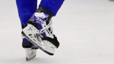 Gekreuzte Eishockeyschlittschuhe mit VSV-Logo auf dem Eis