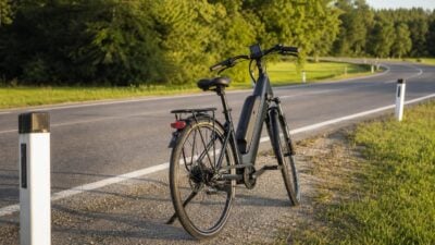 28-Jähriger stürzt mit E-Bike auf B138 Richtung Sattledt