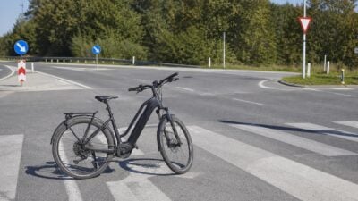 32-Jähriger E-Bike-Fahrer stürzt an Kreuzung