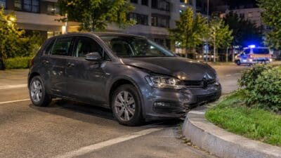 42-Jährige prallt in Kufstein gegen Betoneinfassung
