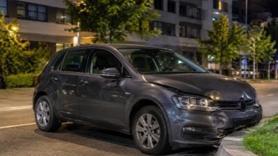 42-Jährige prallt in Kufstein gegen Betoneinfassung