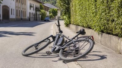 58-Jährige nach E-Bike-Sturz in Strassen schwer verletzt