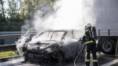 63-Jähriger löscht PKW-Brand auf A1-Raststation in Laakirchen