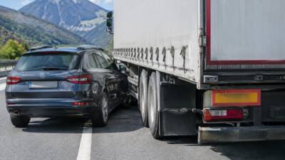 71-Jährige bei Auffahrunfall auf A12 in Roppen verletzt