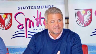 Bürgermeister Gerhard Köfer sitzt an einem Tisch zwischen Mikrofonen.