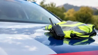 Passantin findet E-Scooter-Fahrer in Hall unter Zaun
