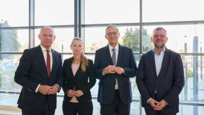 Gerhard Karner, Sylvia Mayer, Günther Ofner und Alexander Janda stehen im Flughafengebäude.