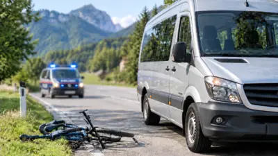 Radfahrer prallt in Breitenbach am Inn gegen Kleinbus