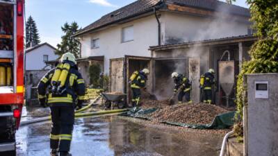 Feuerwehren löschen Schwellbrand im Pelletslager in Wernberg