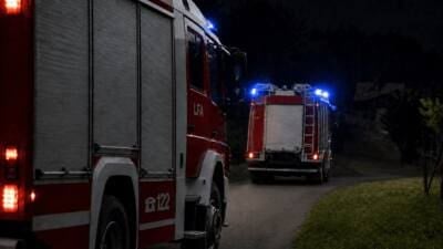 Feuerwehrfahrzeuge mit Blaulicht auf einer Straße in der Nacht