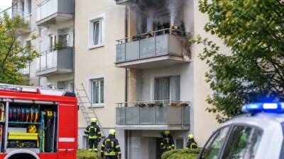 Balkonbrand in Leesdorf: Feuerwehr verhindert Ausbreitung