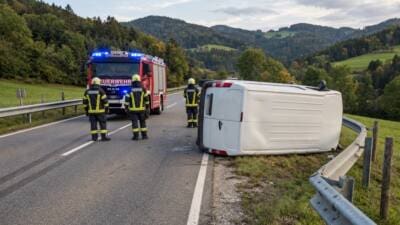 Transporter kippt nach Überholunfall auf B72 bei St. Kathrein am Hauenstein
