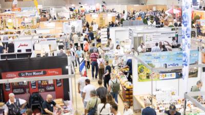 Blick in eine belebte Messehalle mit zahlreichen Ausstellungsständen und Besuchern auf der Klagenfurter Herbstmesse