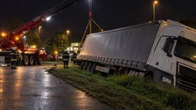 Sattelauflieger in Wiener Neudorf aus Graben geborgen