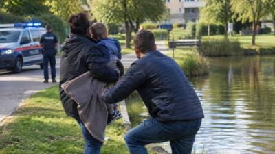 Passant holt Mutter und Zweijährigen aus Teich in Graz