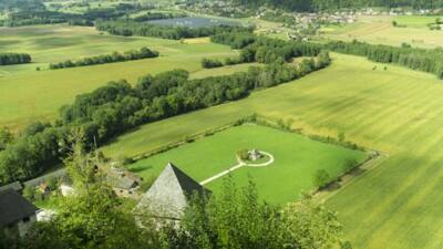 Luftaufnahme der grünen Schlosswiese in Moosburg mit zentraler Kreisstruktur und umliegenden Feldern