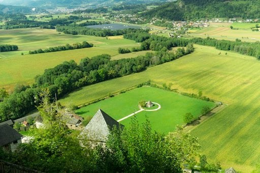 Luftaufnahme der grünen Schlosswiese in Moosburg mit zentraler Kreisstruktur und umliegenden Feldern
